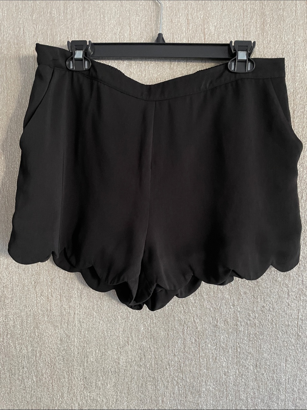 Black Women's Scallop Hem Shorts